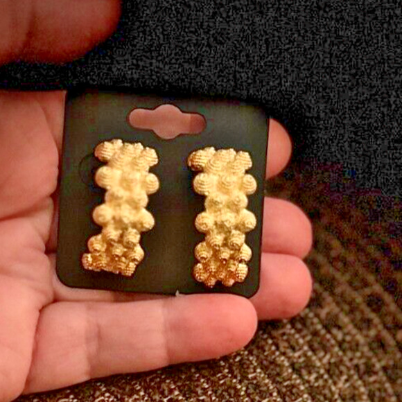 Avon Gold Tone Hazelnut Earrings - Picture 6 of 9